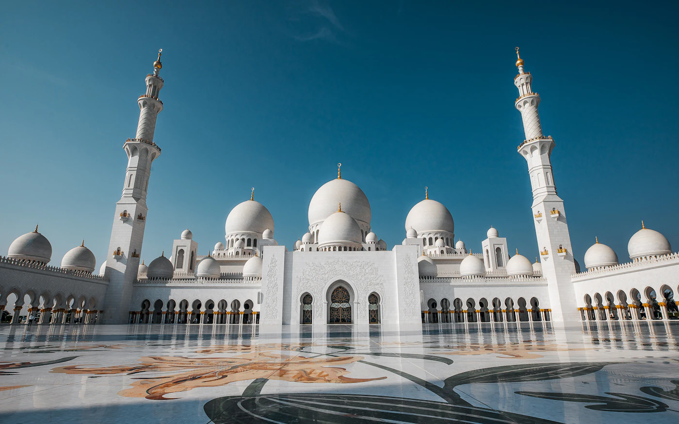 Sheikh-Zayed-Moschee mit weißen Kuppeln und Minaretten