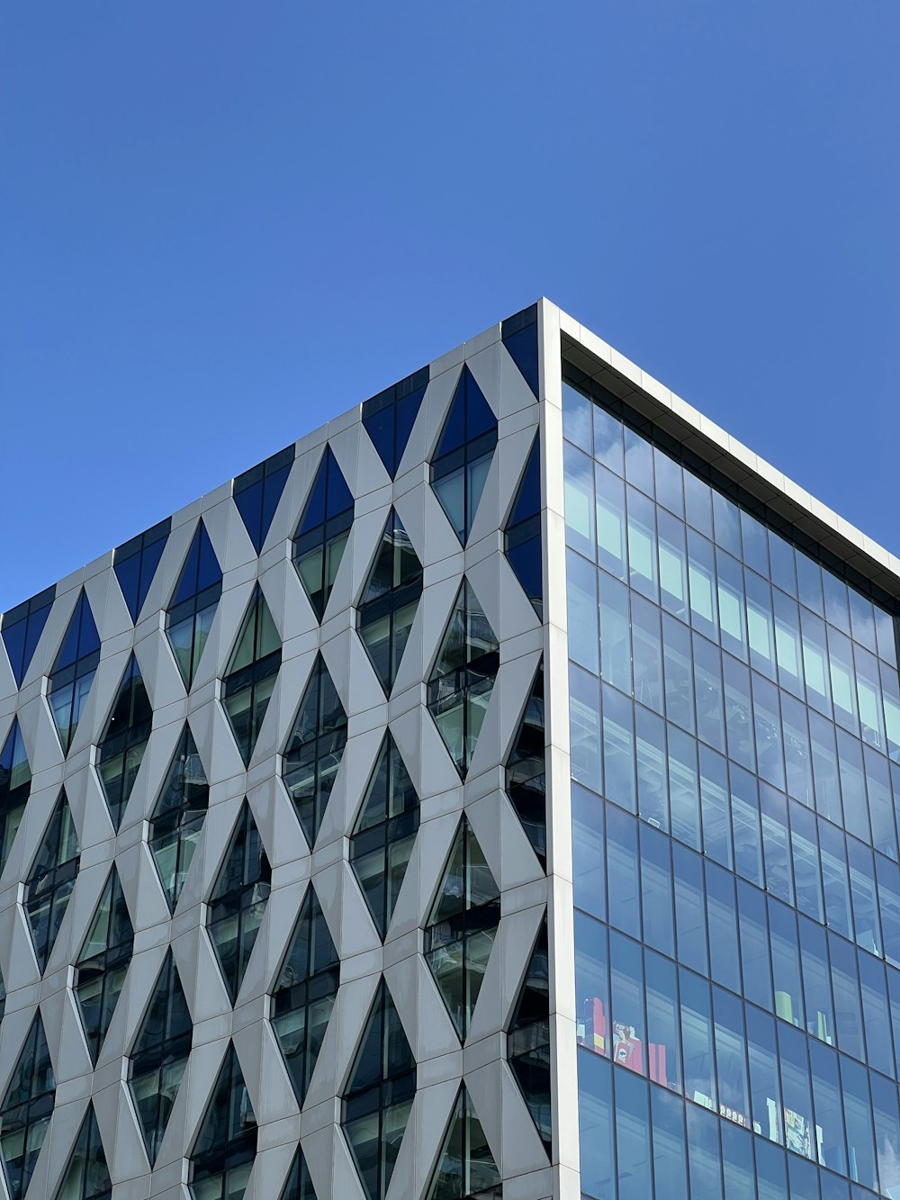 Un edificio alto con molte finestre