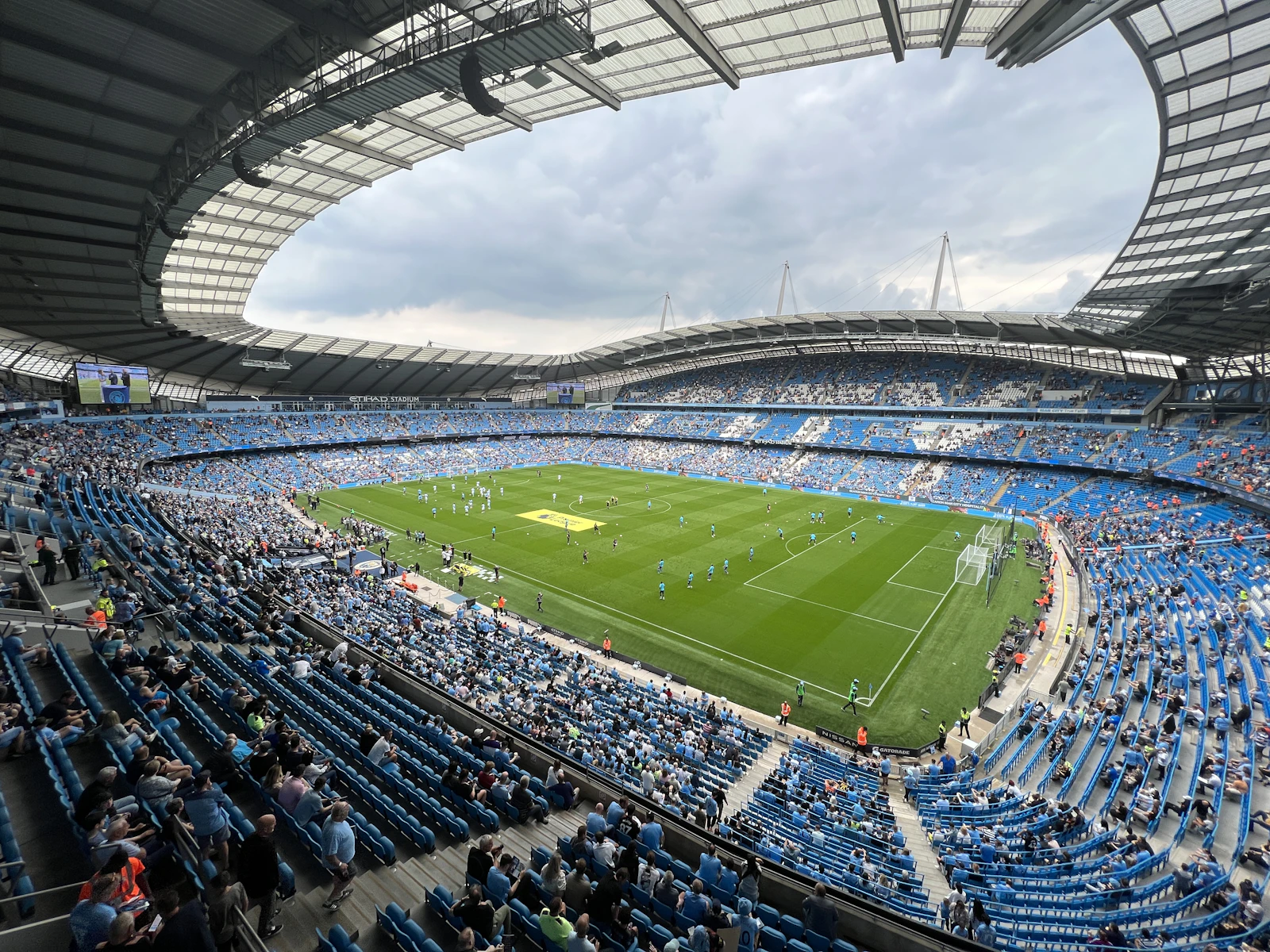 Estadio de futbol iluminado