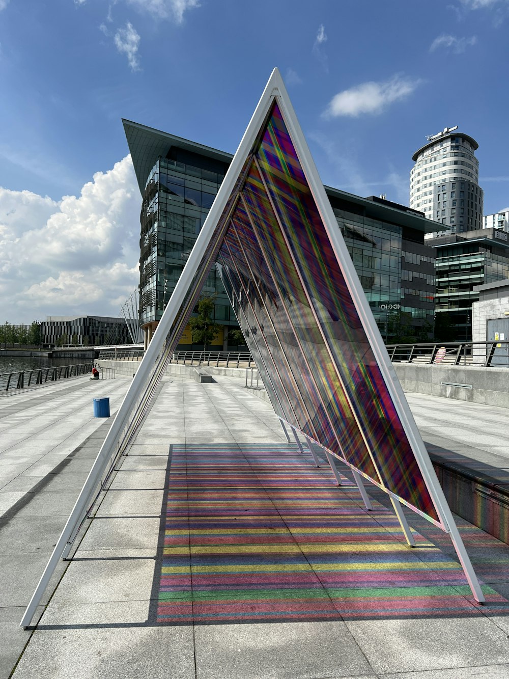 Una grande scultura di una piramide