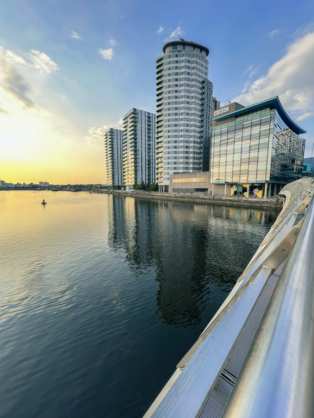 un cuerpo de agua con edificios a lo largo de él