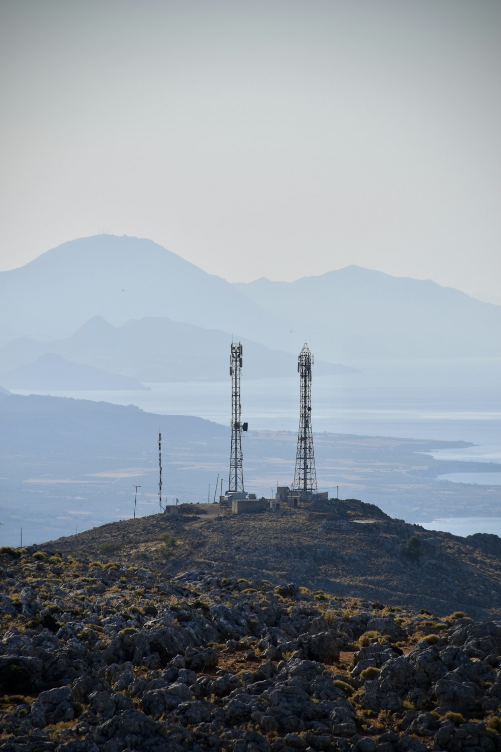 Un grupo de torres en una colina