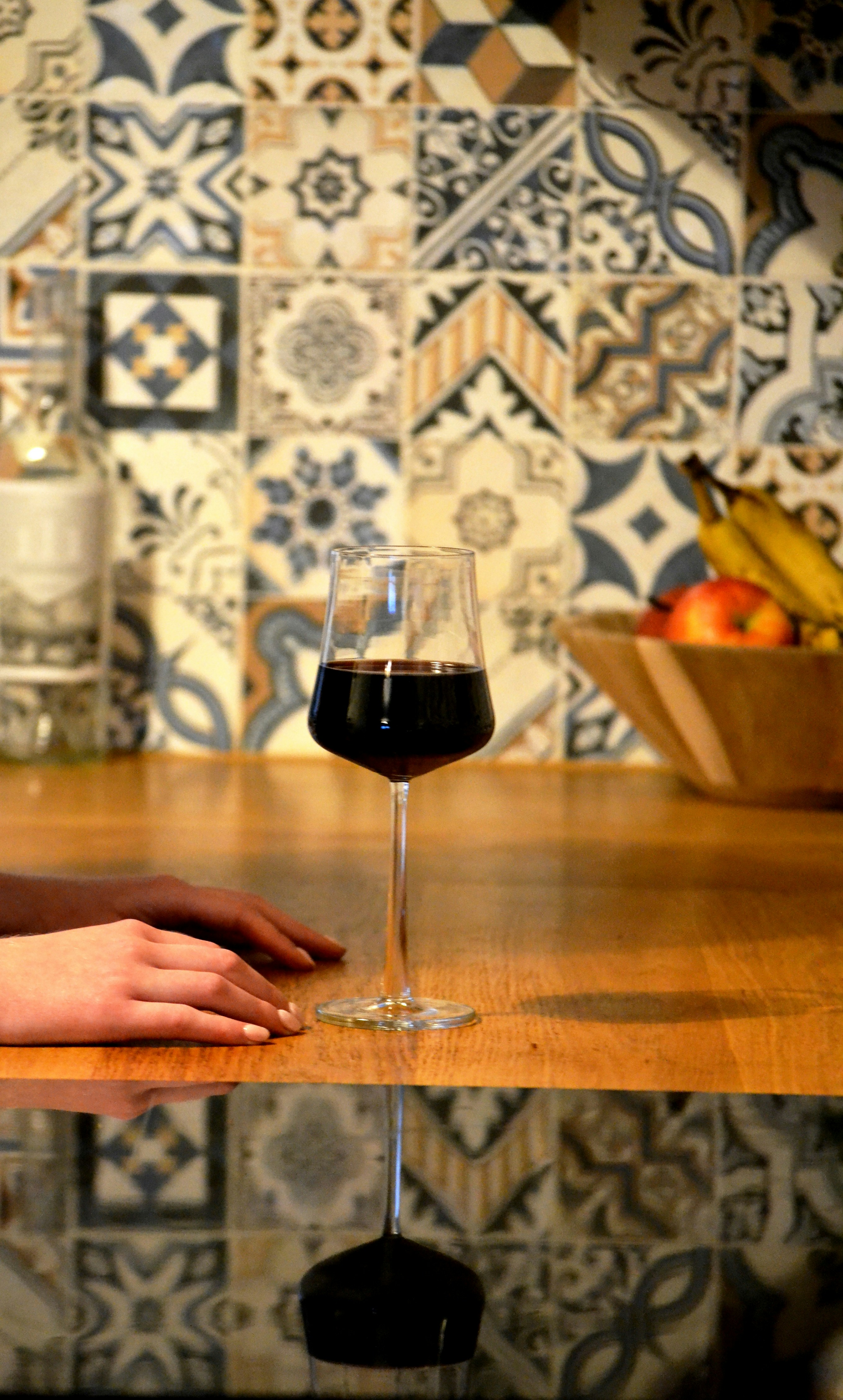 um copo de vinho em uma mesa