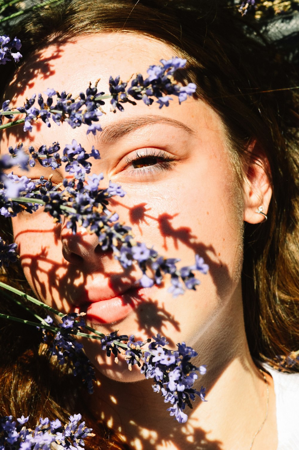 una persona con flores en la cara