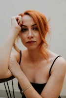 une femme aux cheveux roux