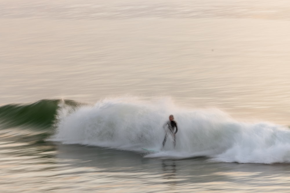 Un surfista che cavalca un'onda