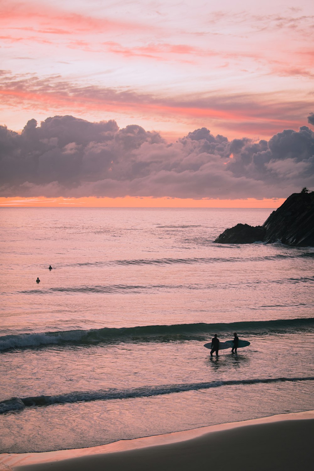 Les gens avec des planches de surf dans l’océan