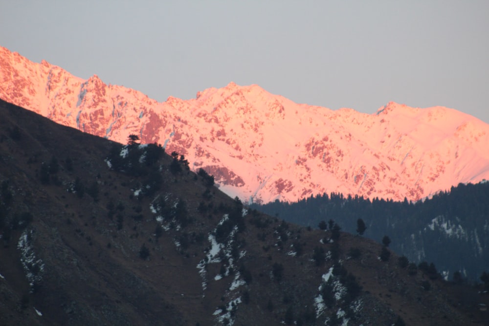 a snowy mountain range