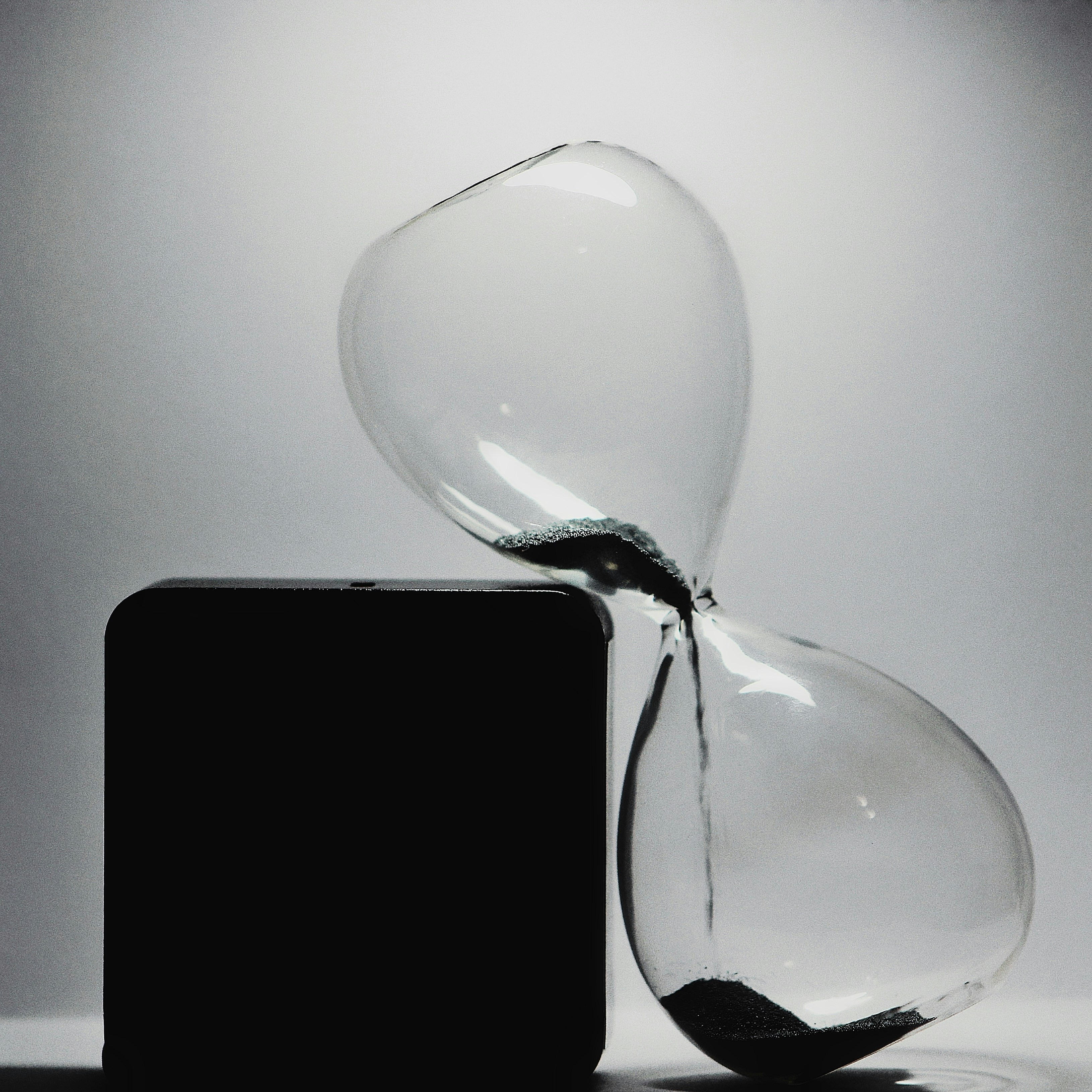 uma lâmpada e um monitor de computador