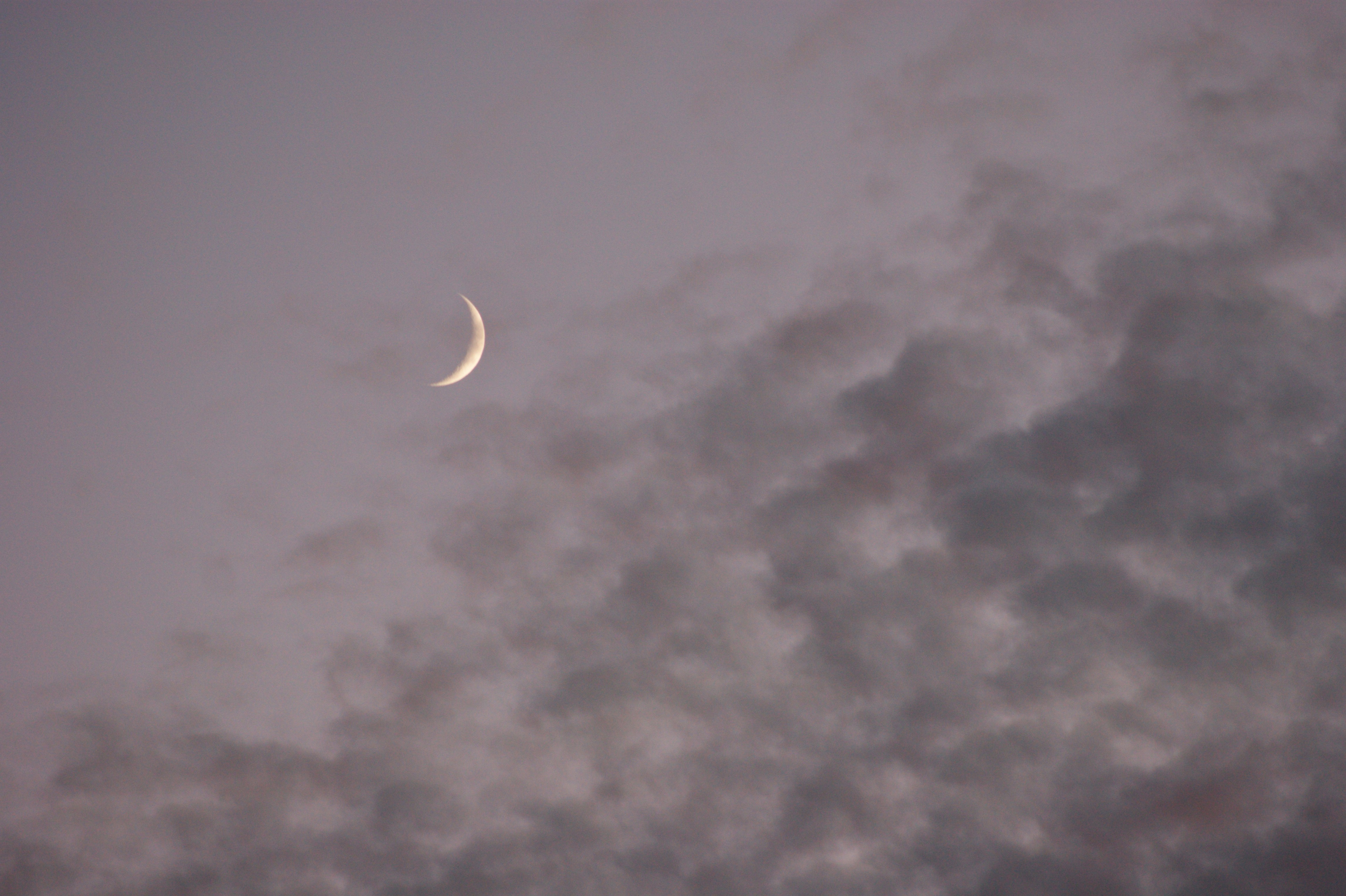 Crescent moon in a cloudy sky photo – Free Space Image on Unsplash