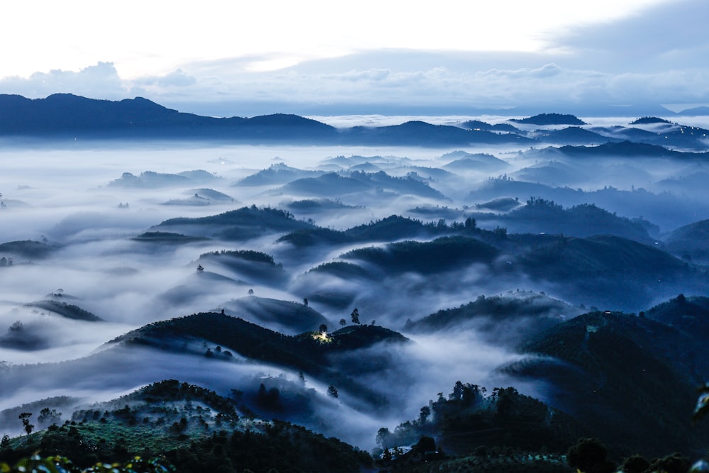 Una vista de una cadena montañosa