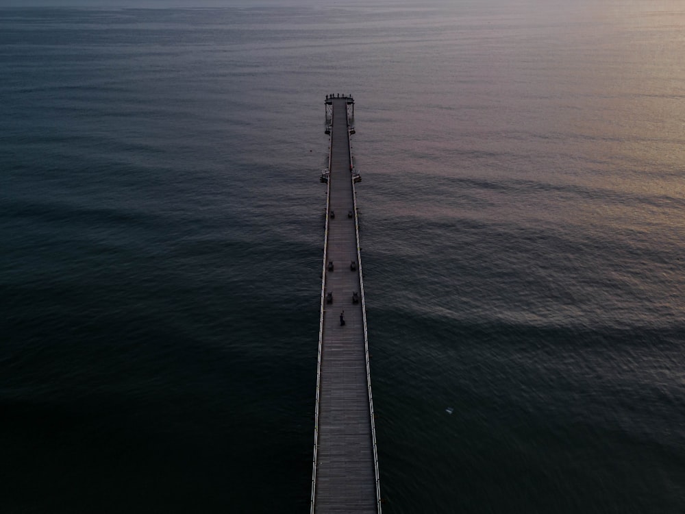 Ein großes Schiff im Ozean