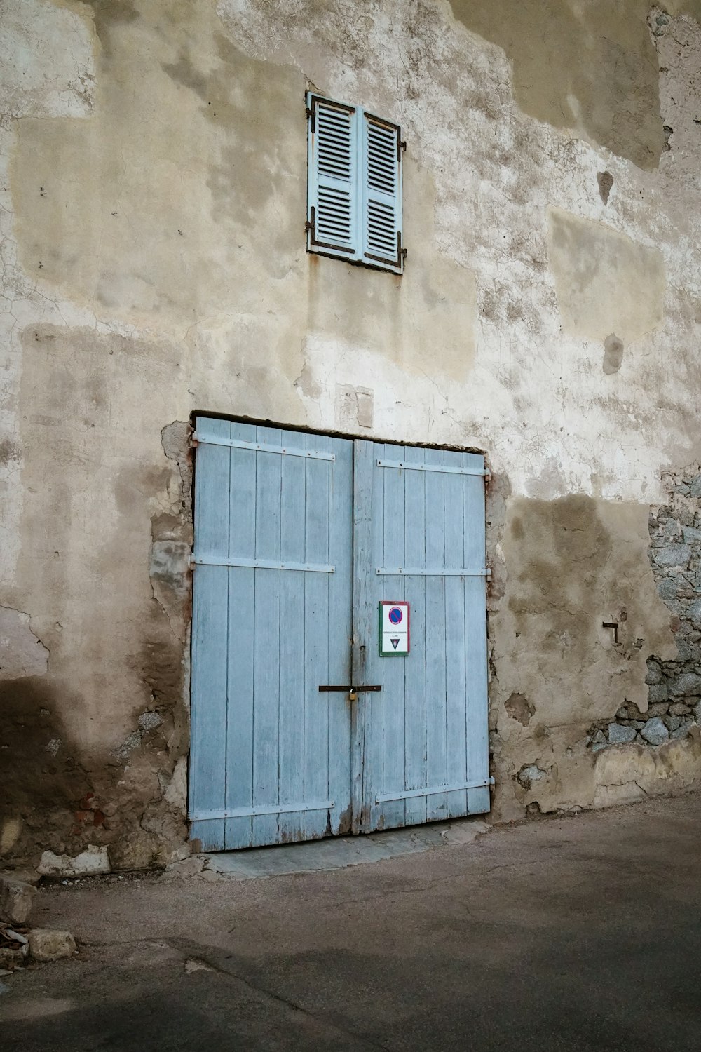 建物の青いドア