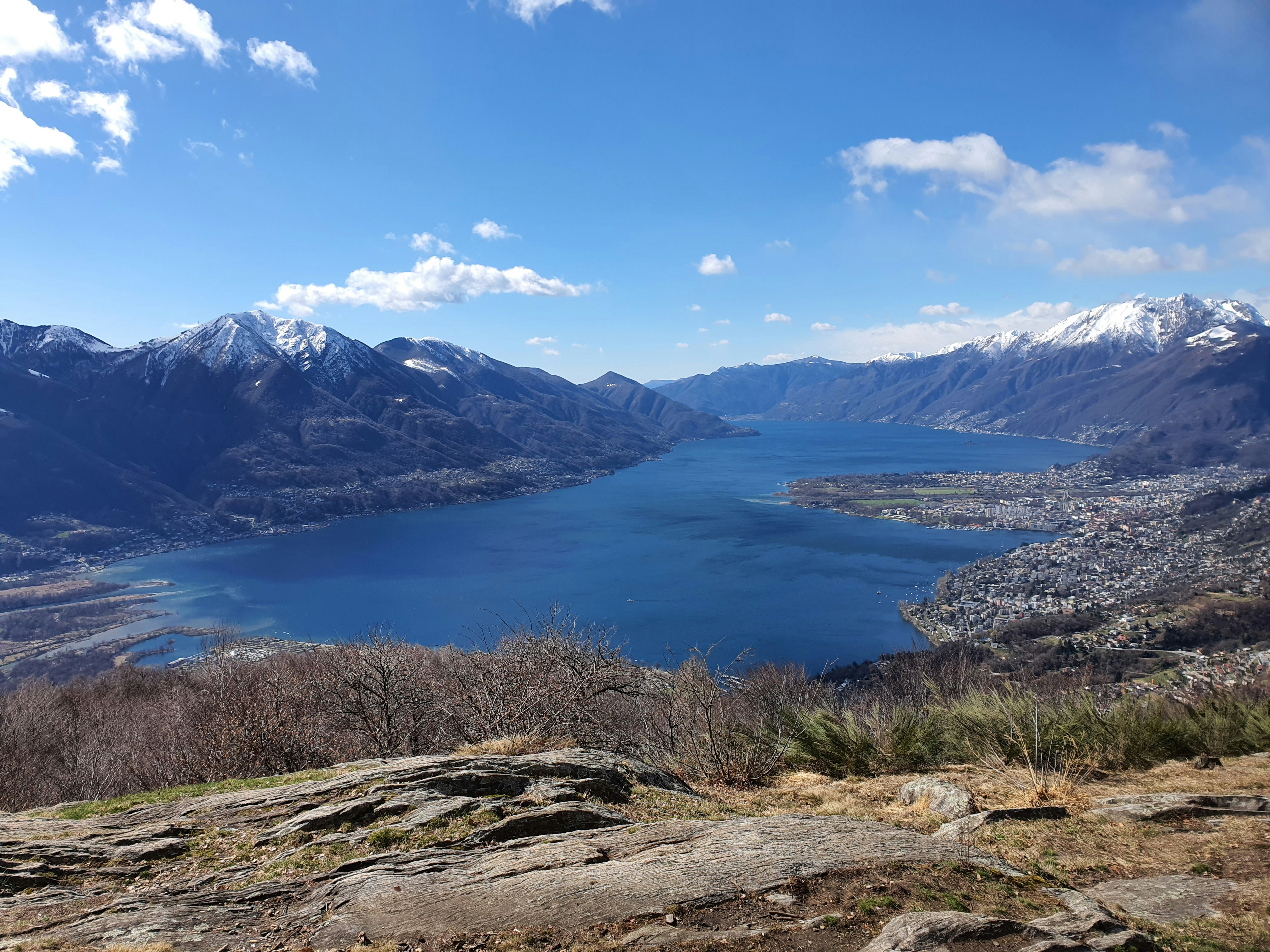 Un lago circondato da montagne