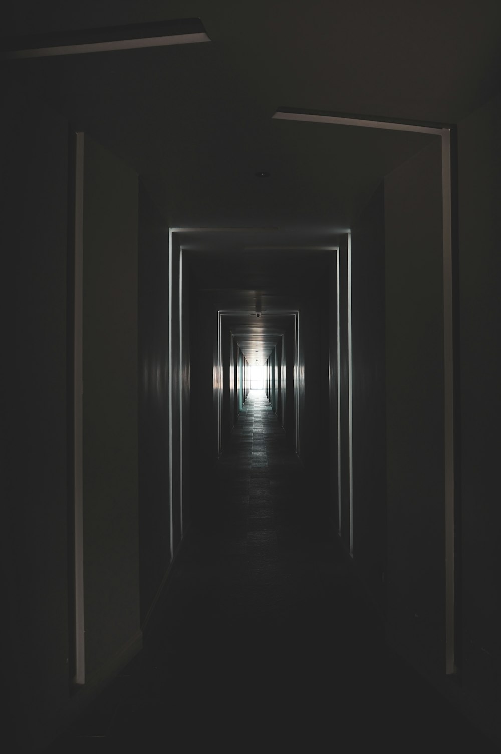 un corridoio con una luce accesa