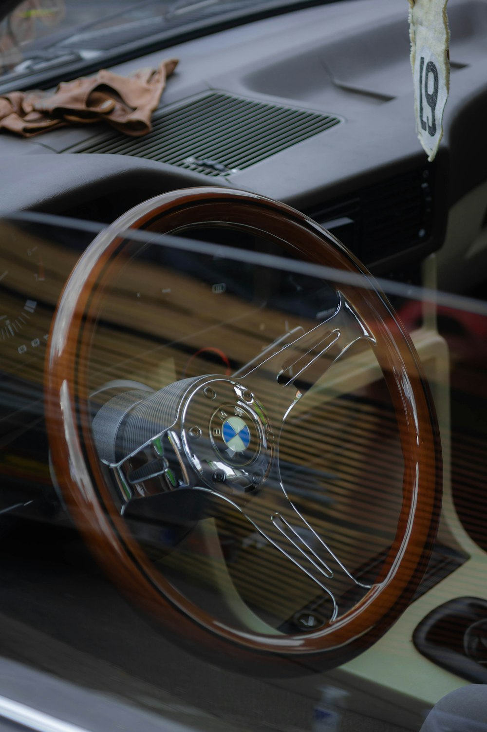 un primo piano del volante di un'auto