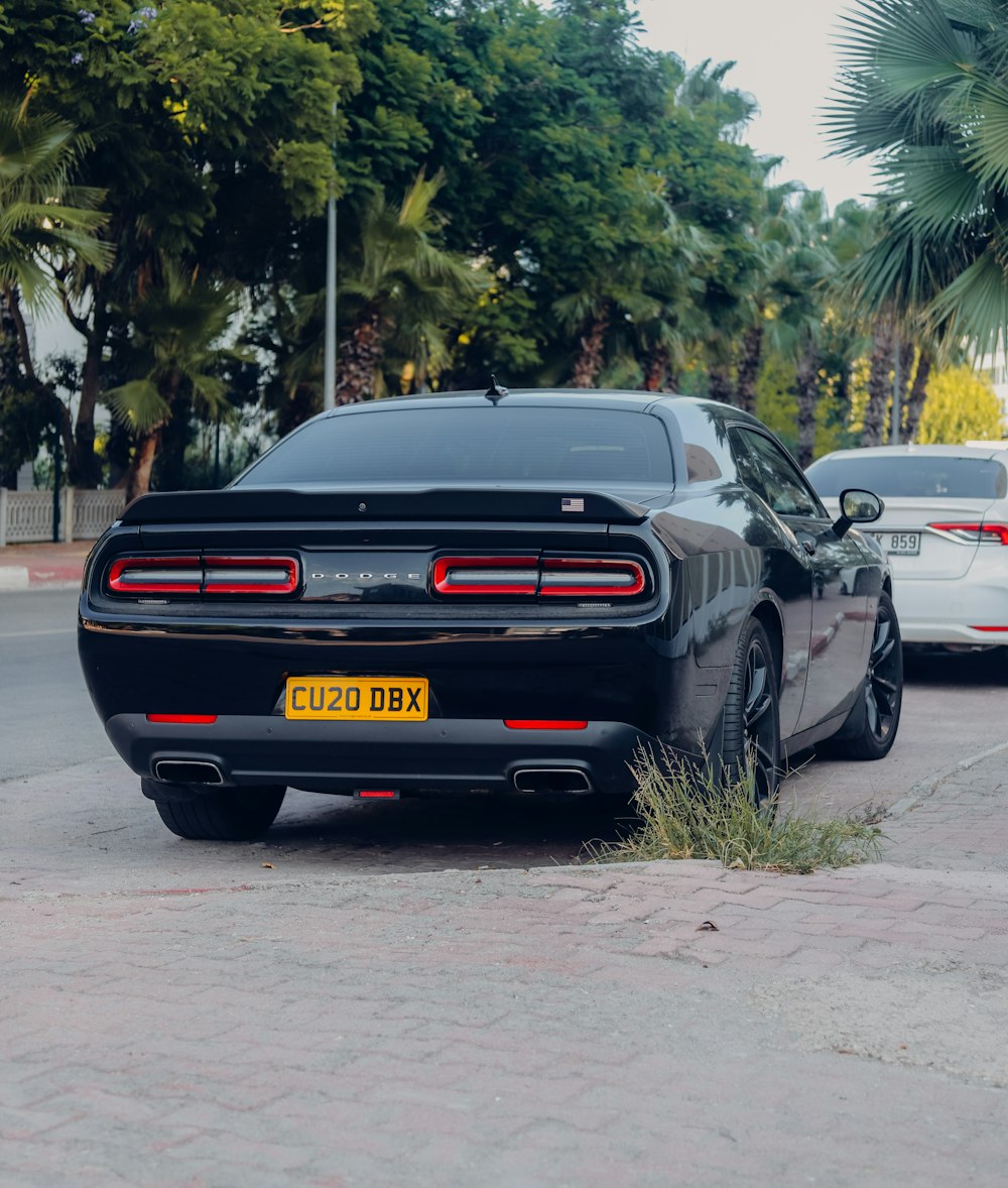 um carro preto estacionado em uma rua