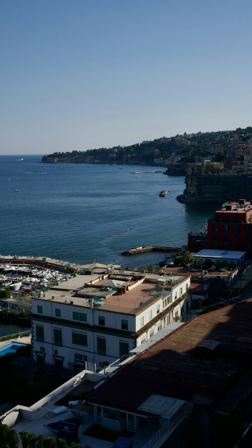 Una città accanto a uno specchio d'acqua