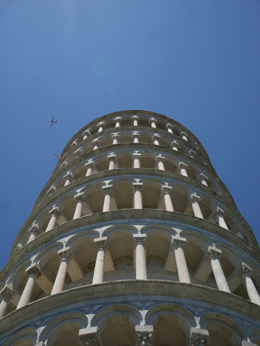 a plane flying over a large building