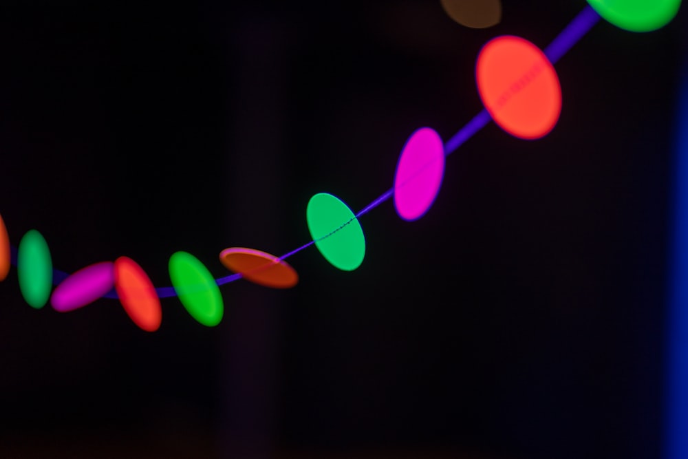 Un grupo de luces de colores
