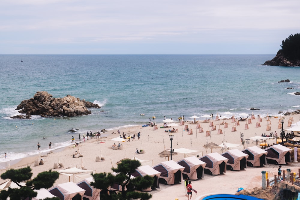 Ein Strand mit vielen weißen Sonnenschirmen