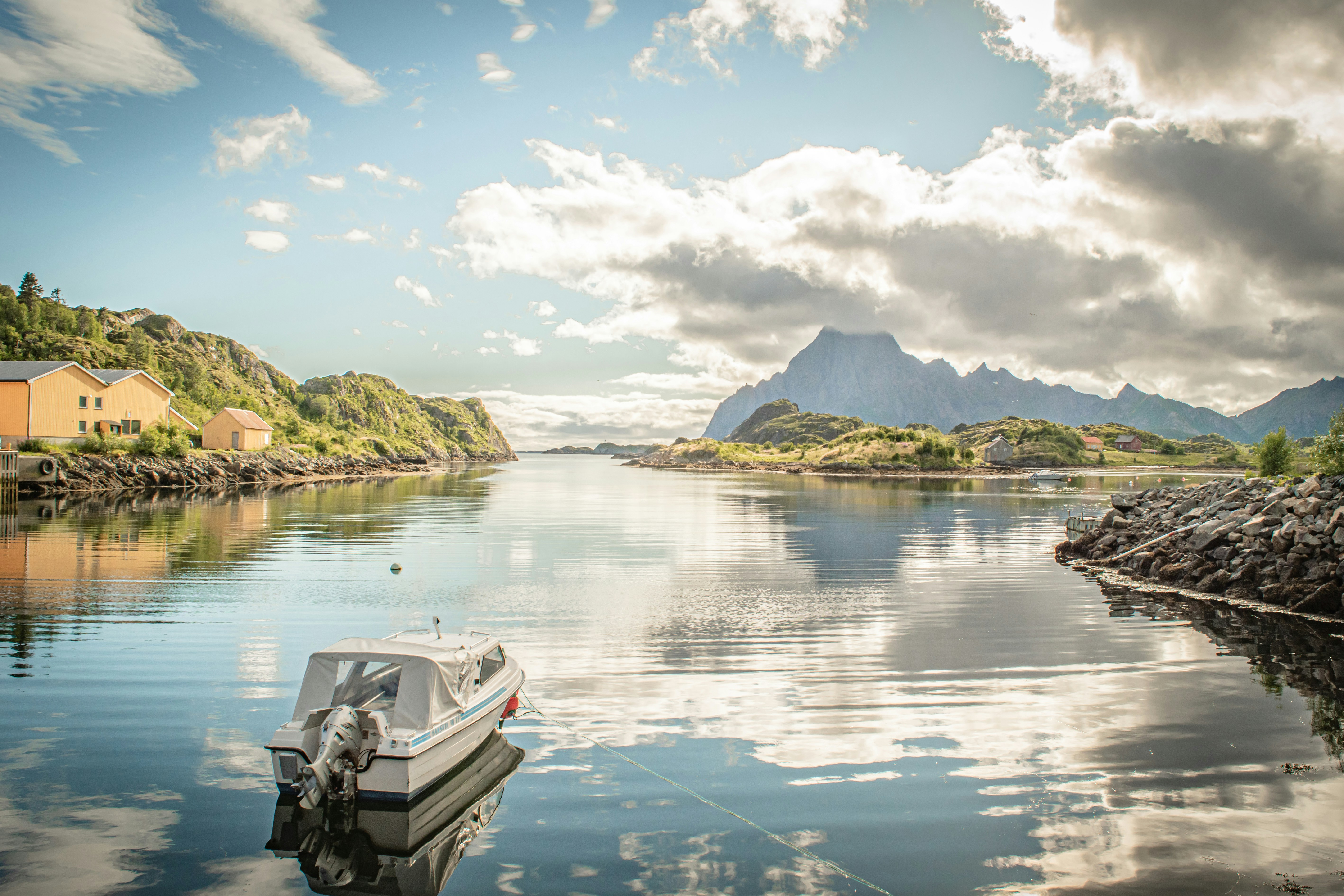 A small boat on the calm water of the harbour at Kabelvåg