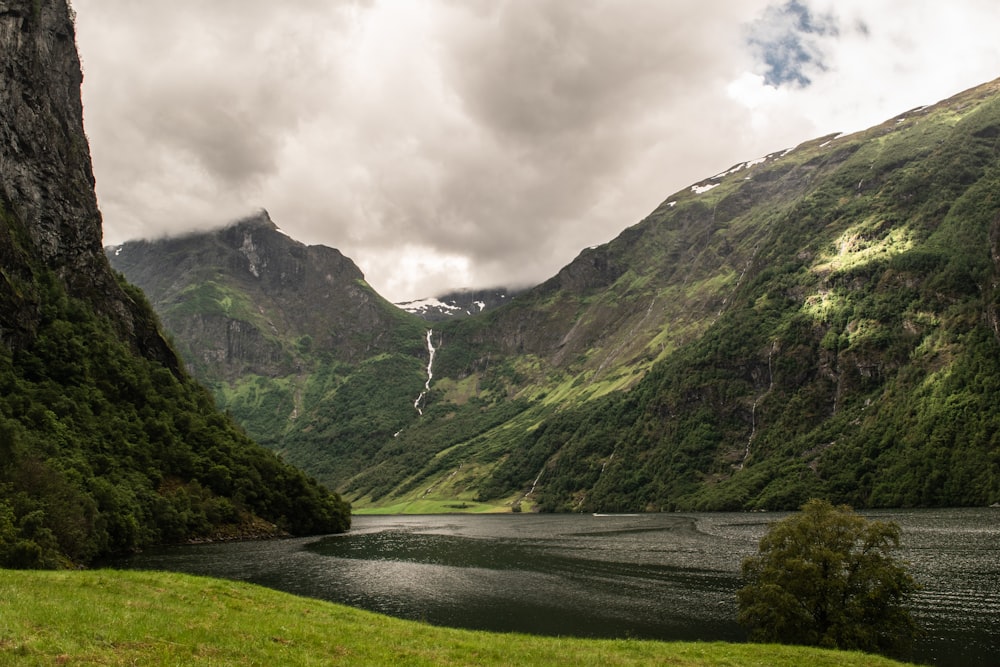 Un lago circondato da montagne