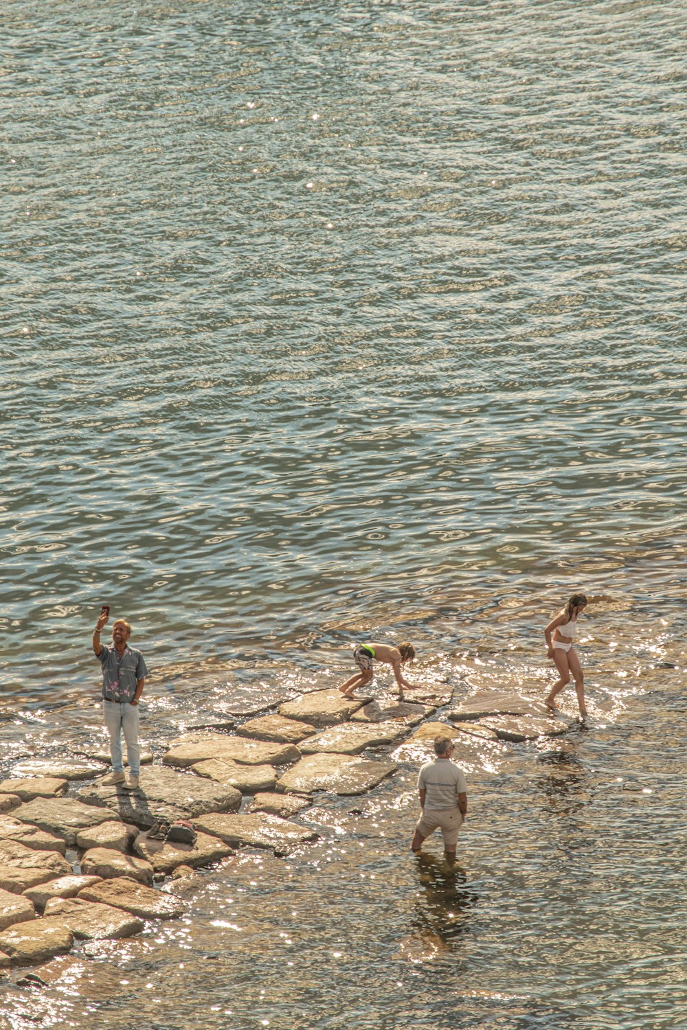 Menschen an einem felsigen Strand