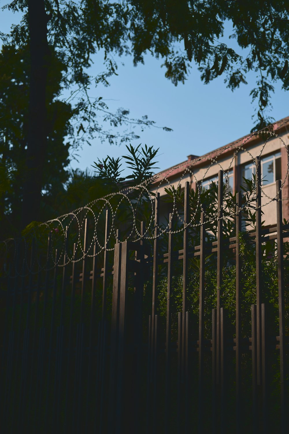 uma casa com uma cerca em torno dela