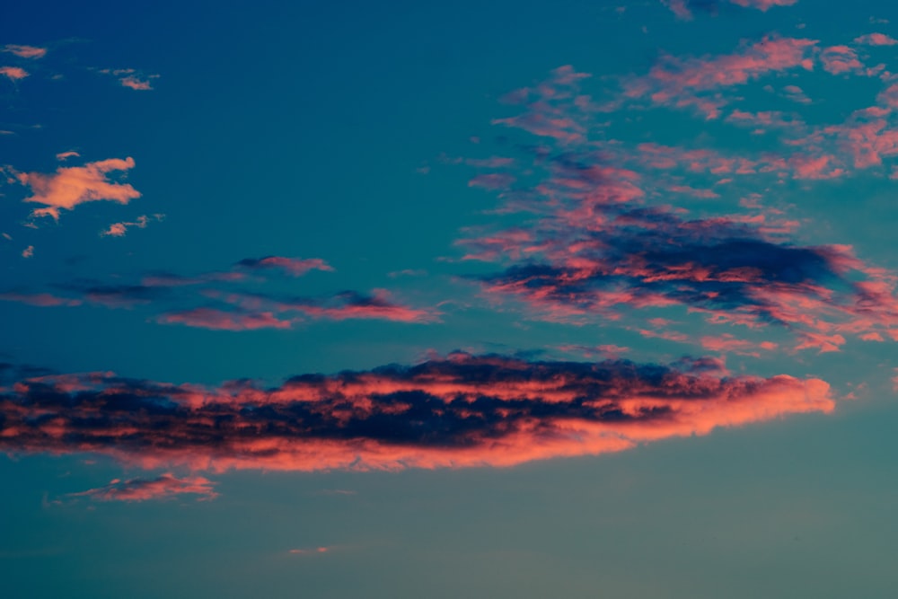 雲のあるカラフルな空