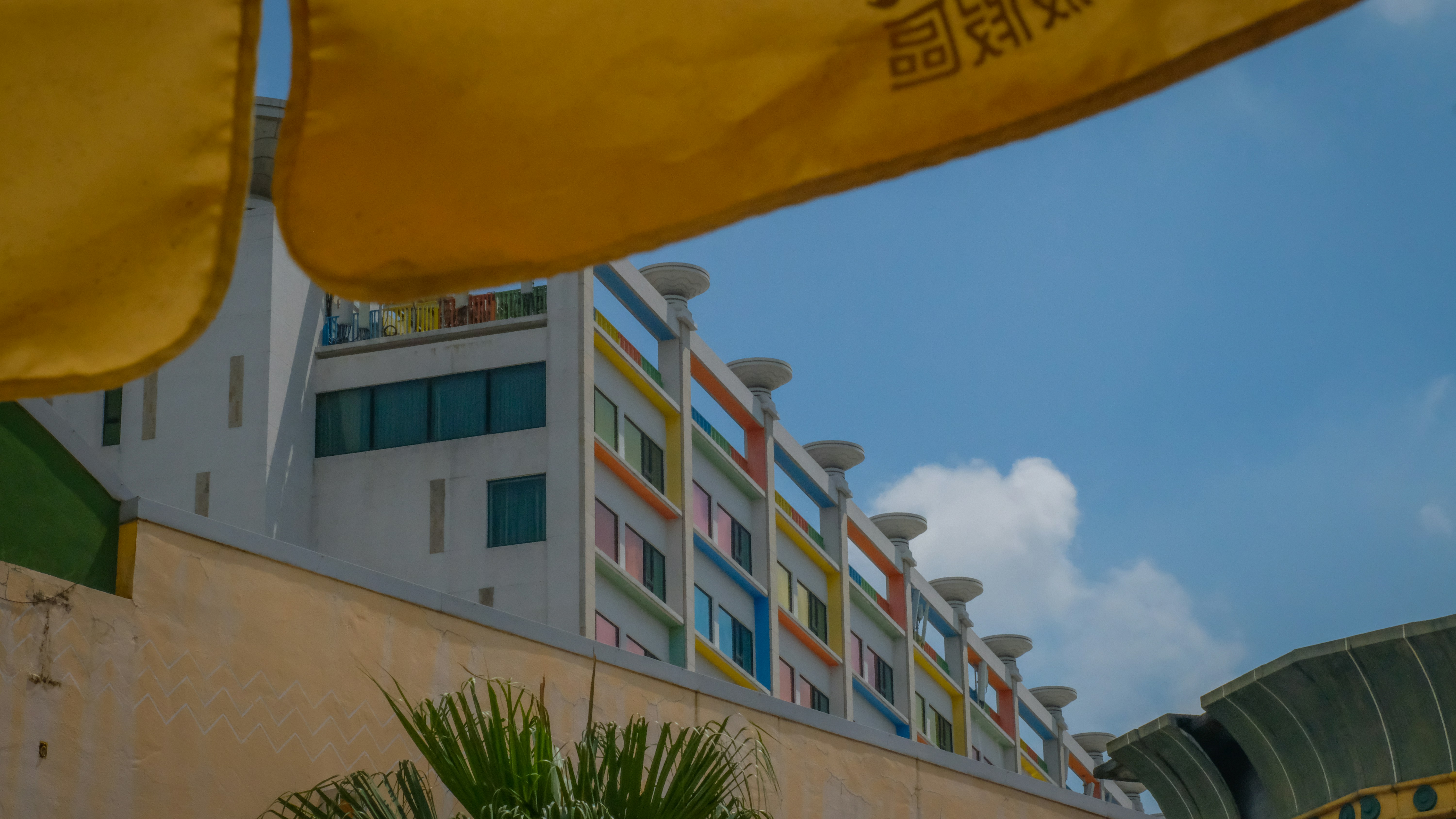 노란 지붕이있는 건물