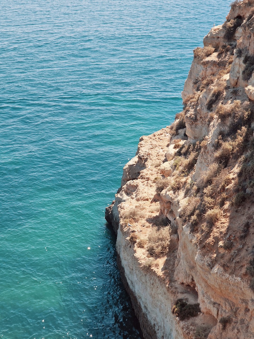 une falaise au bord de l’eau