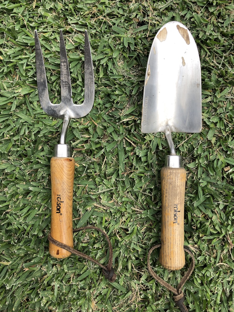 Gartenwerkzeuge auf einer Arbeitsfläche