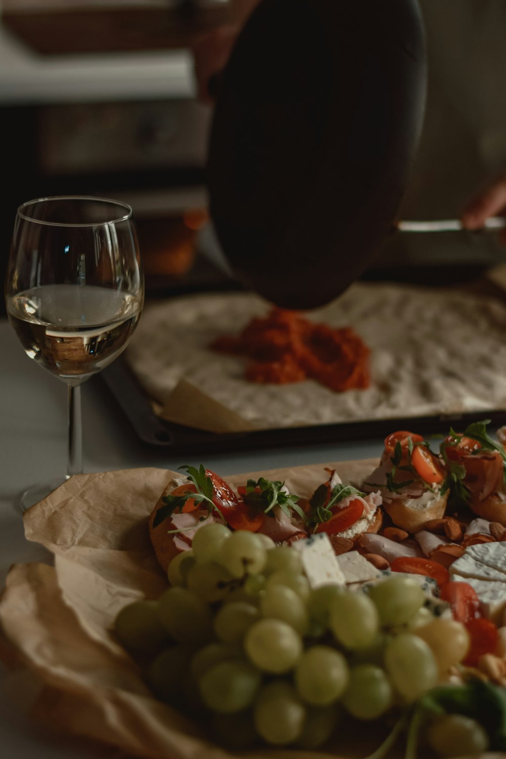 ein Teller mit Essen und ein Glas Wein