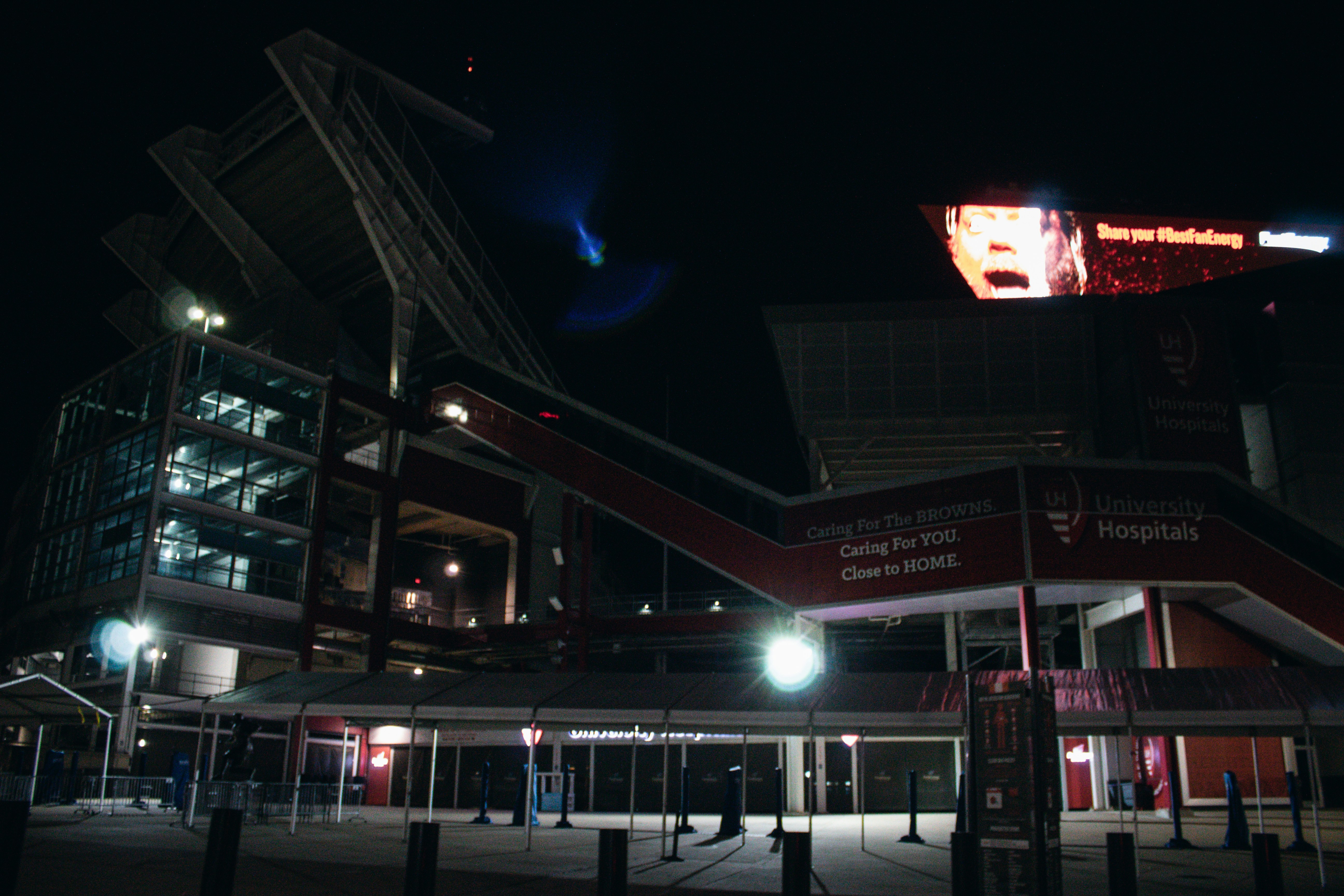 photo-1661730898042-34056ec027b6?ixid=M3wxMjA3fDB8MXxzZWFyY2h8MTA4fHxuZmwlMjByZWRkaXR8ZW58MHx8fHwxNzUzNjYwODgxfDA%5Cu0026ixlib=rb-4.1.0