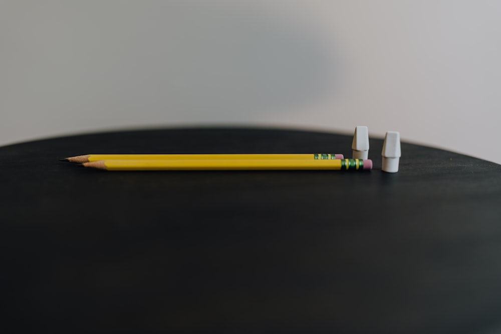 Un lápiz sobre una mesa