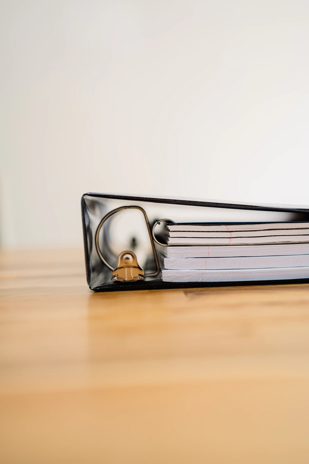 Binder berisi buku catatan dan kertas.