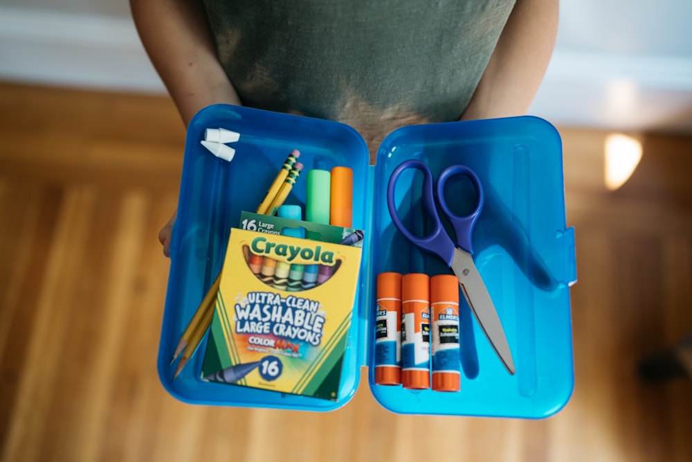 un sac de ciseaux et un paquet de ciseaux sur une table