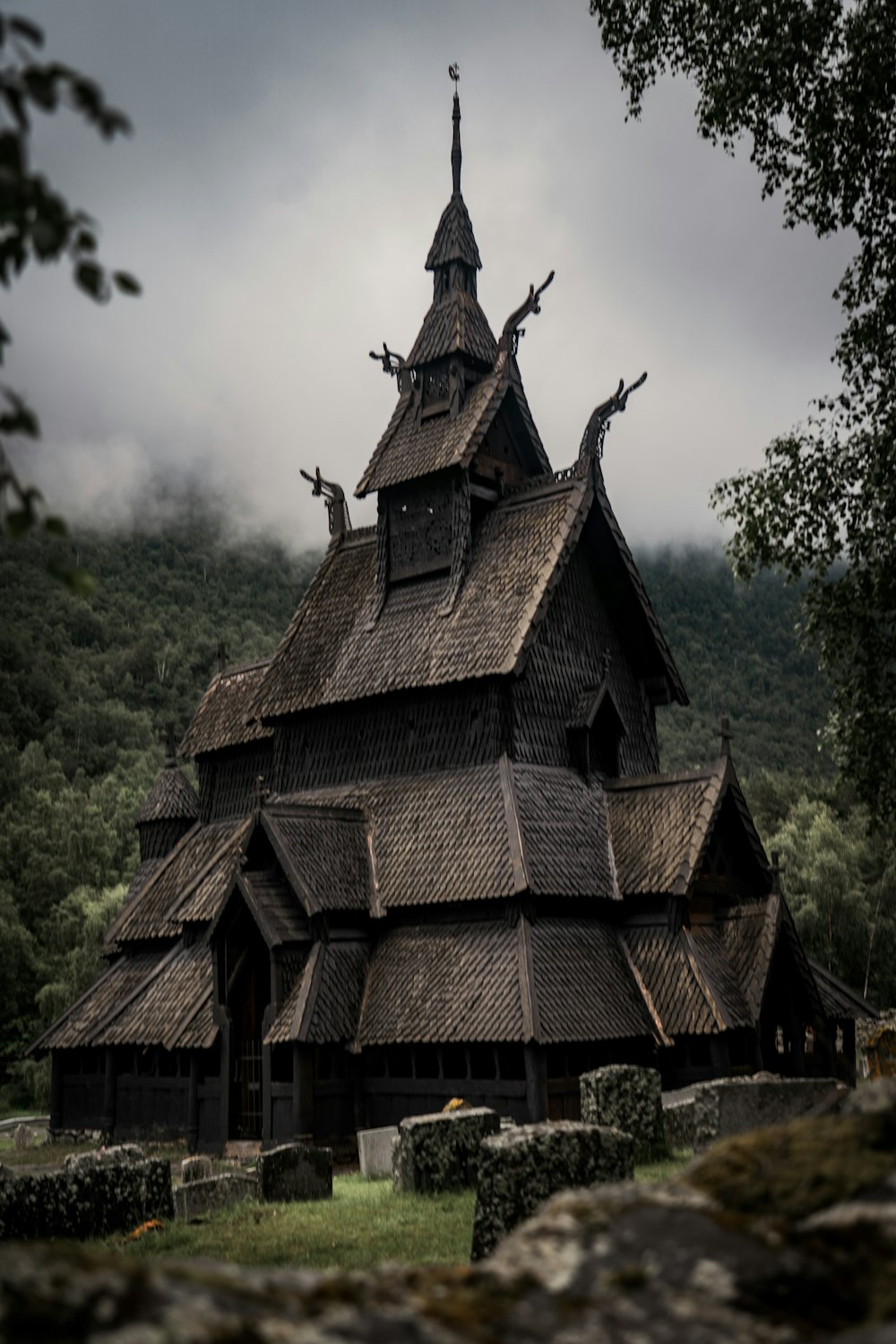 Une église avec un clocher