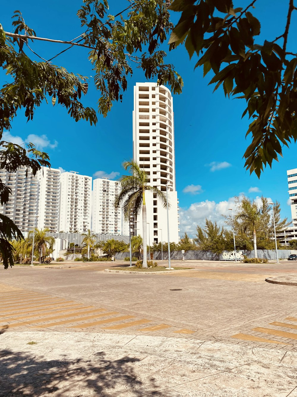 Un gran edificio con árboles frente a él