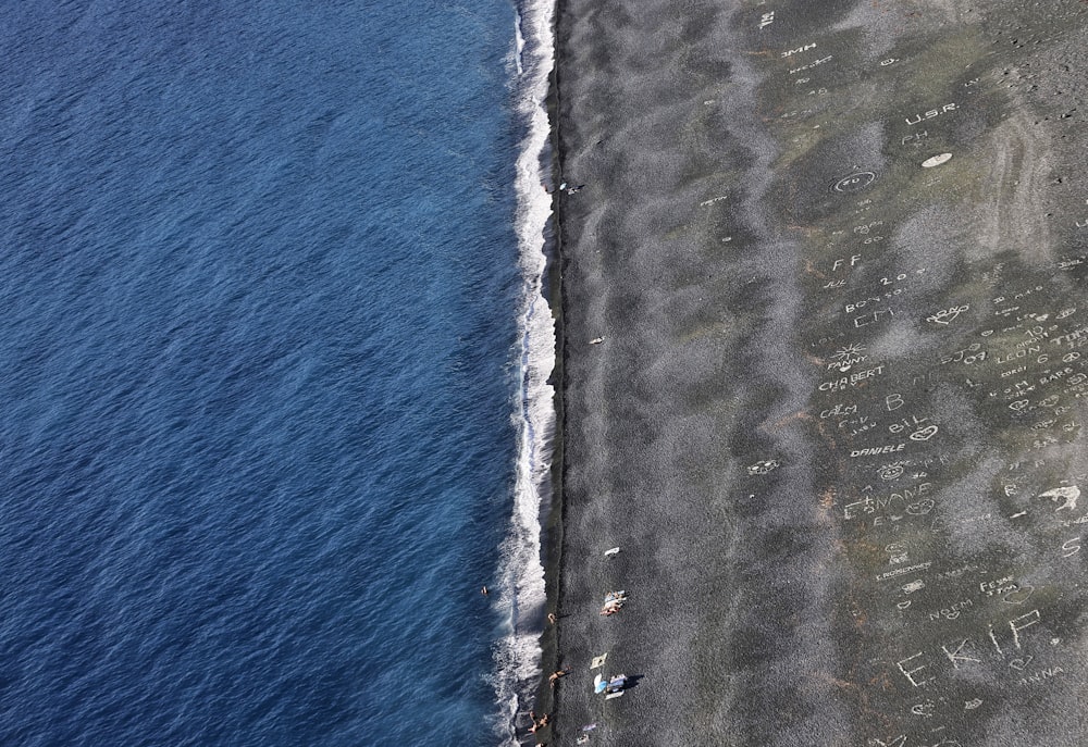 Ein Flugzeug fliegt über einen Strand