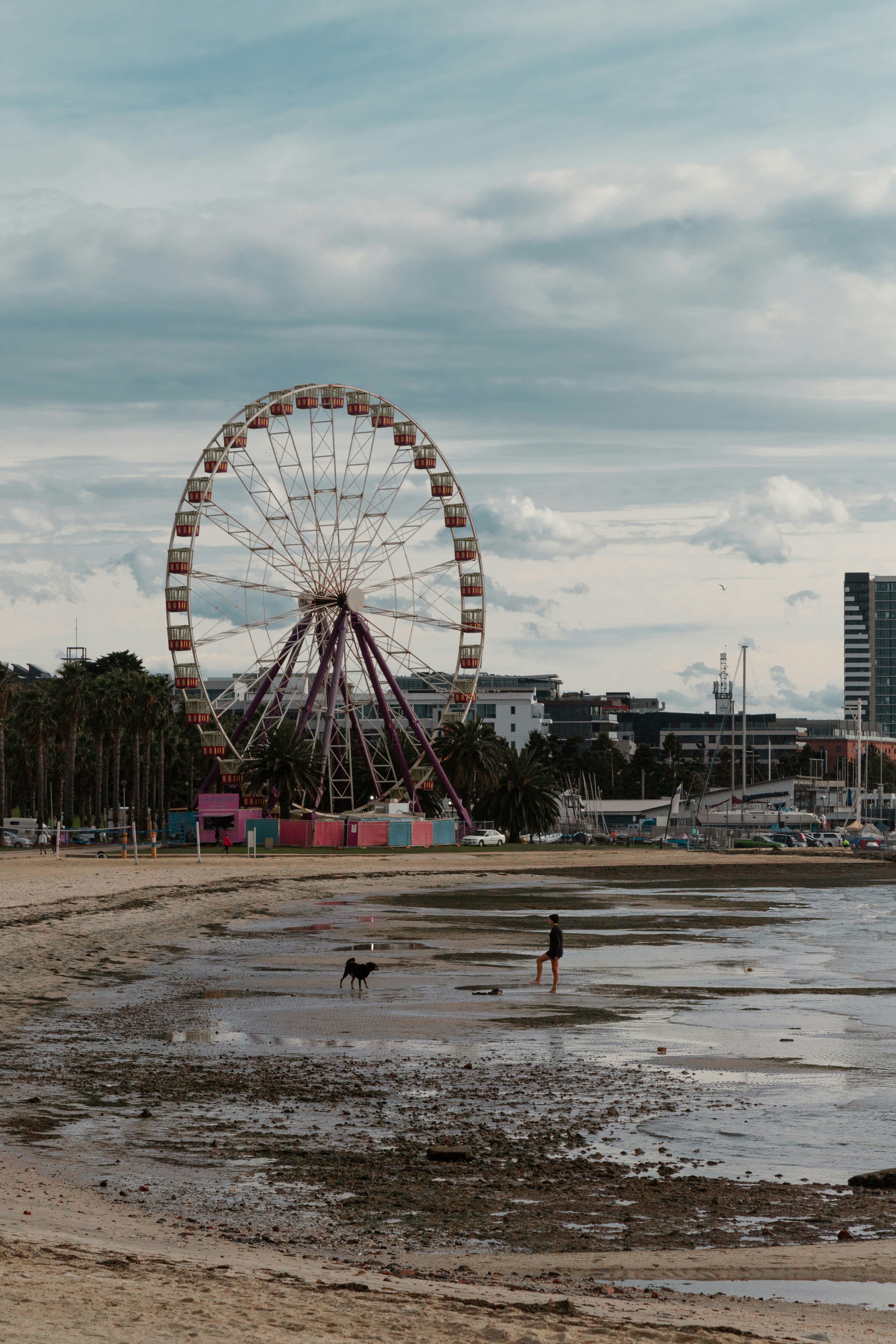 Ein Riesenrad in der Ferne