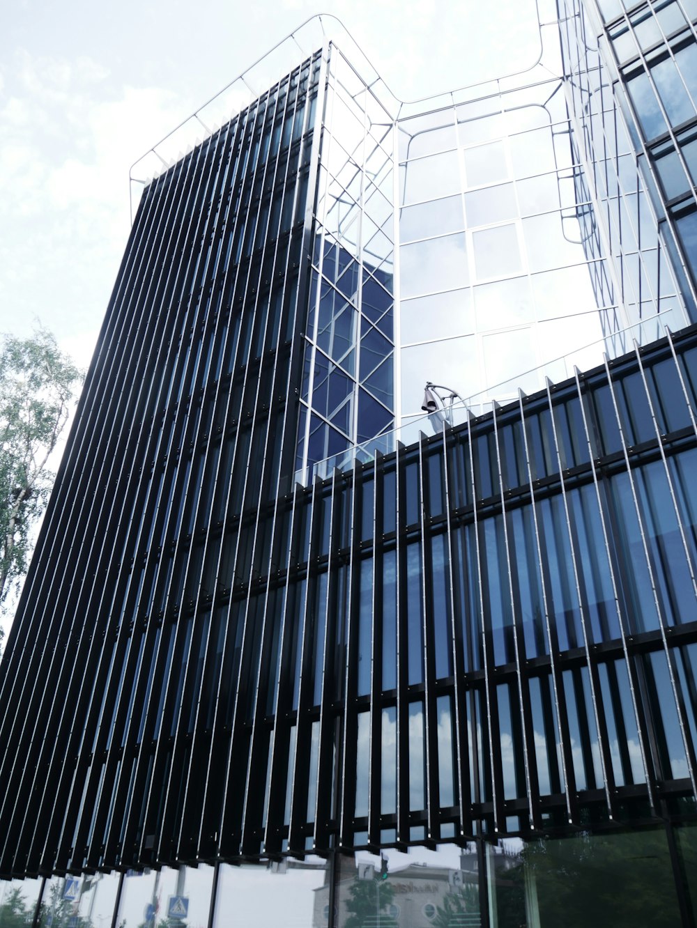 Un edificio con paredes de cristal