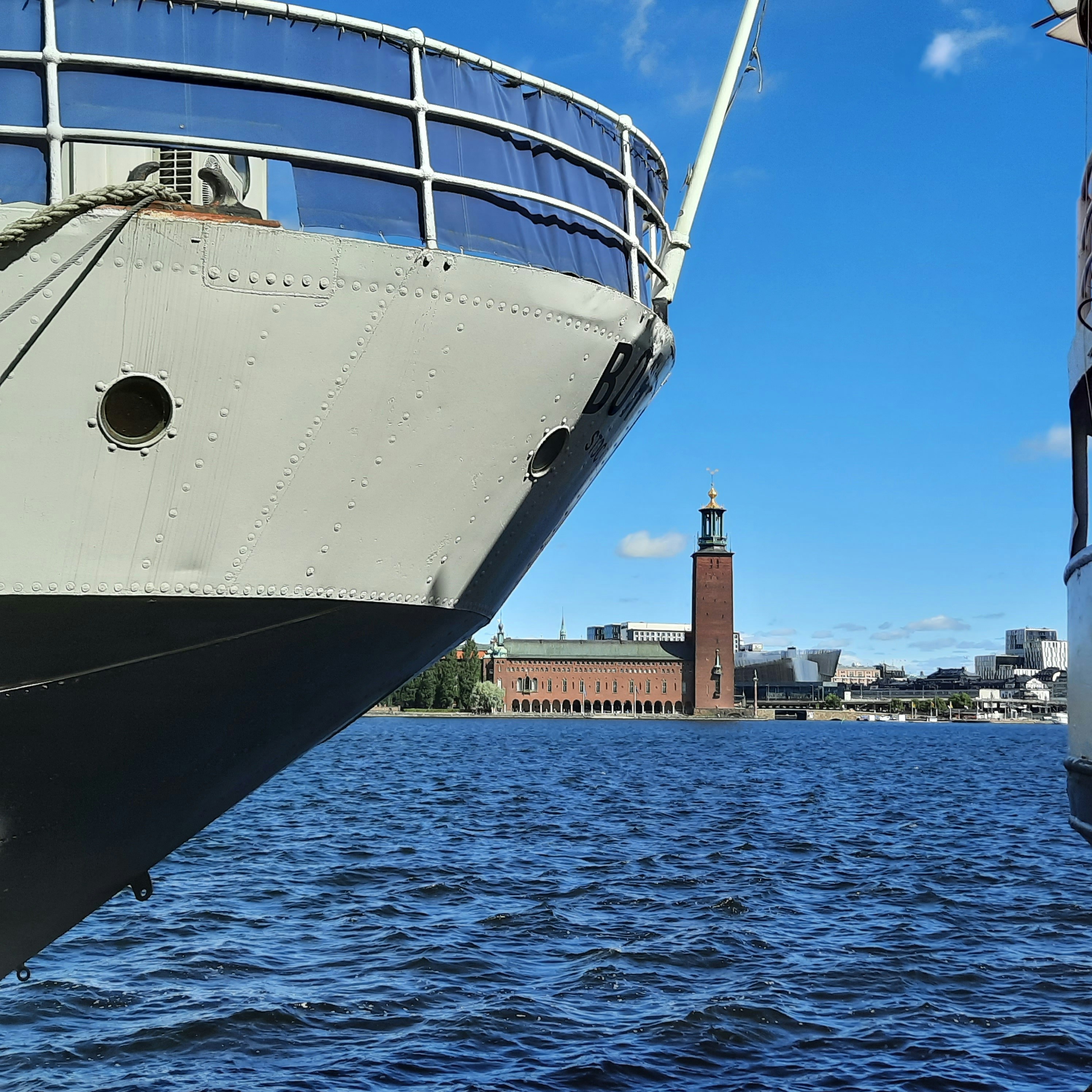 un grand navire de croisière