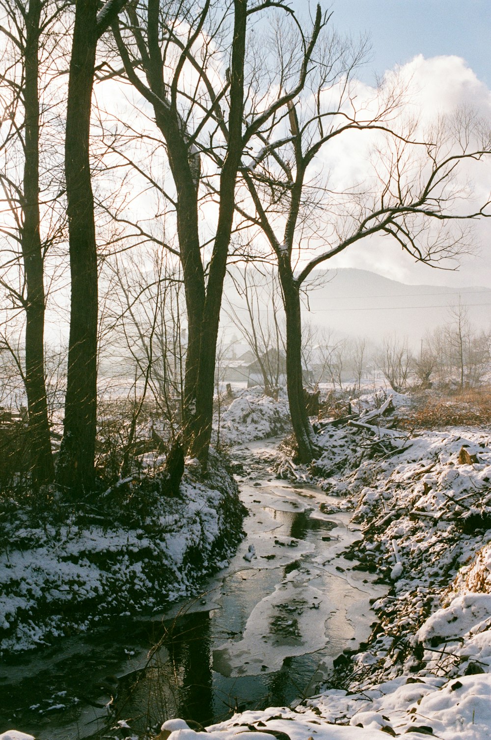 un arroyo con nieve a los lados