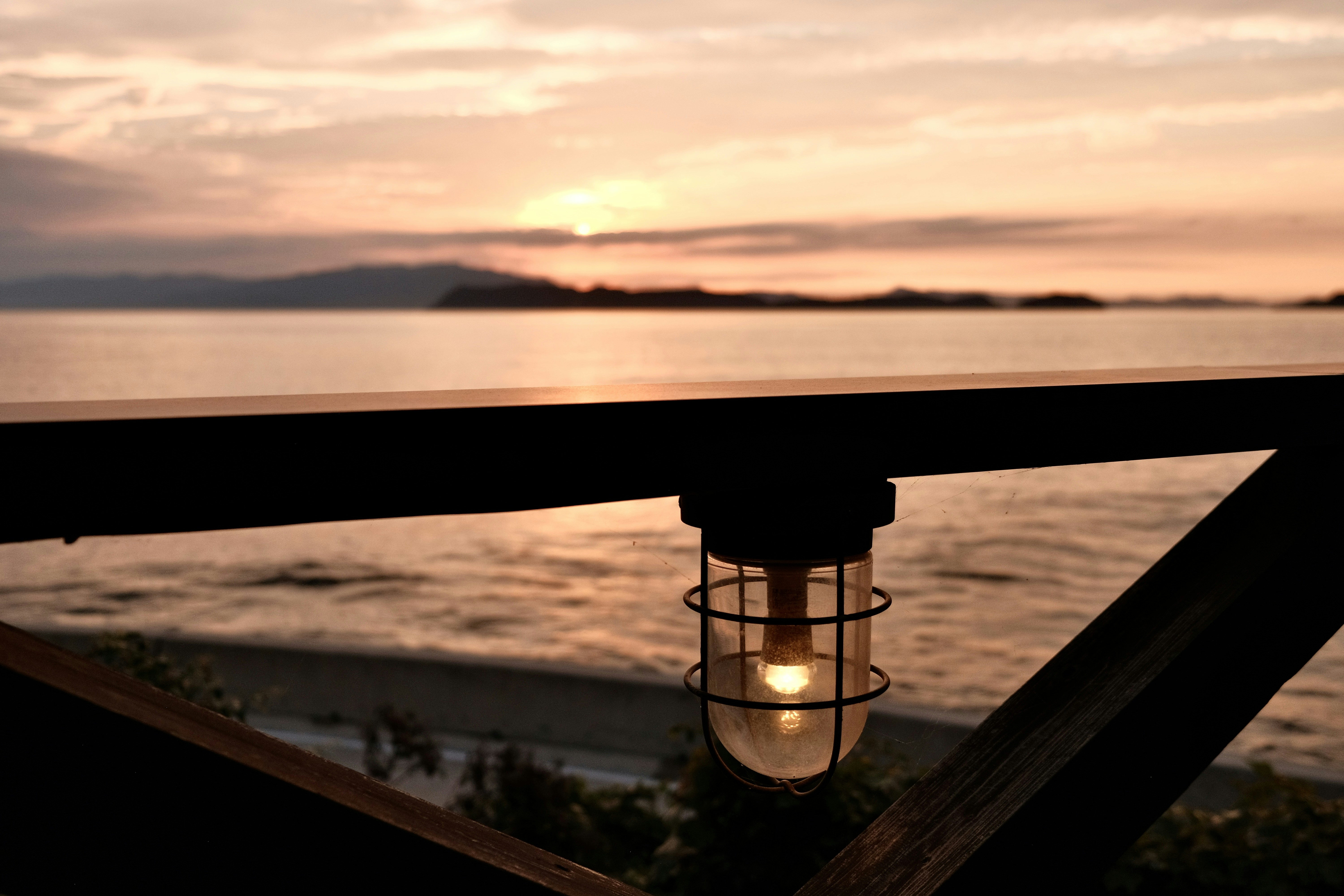 uma luz de um corrimão
