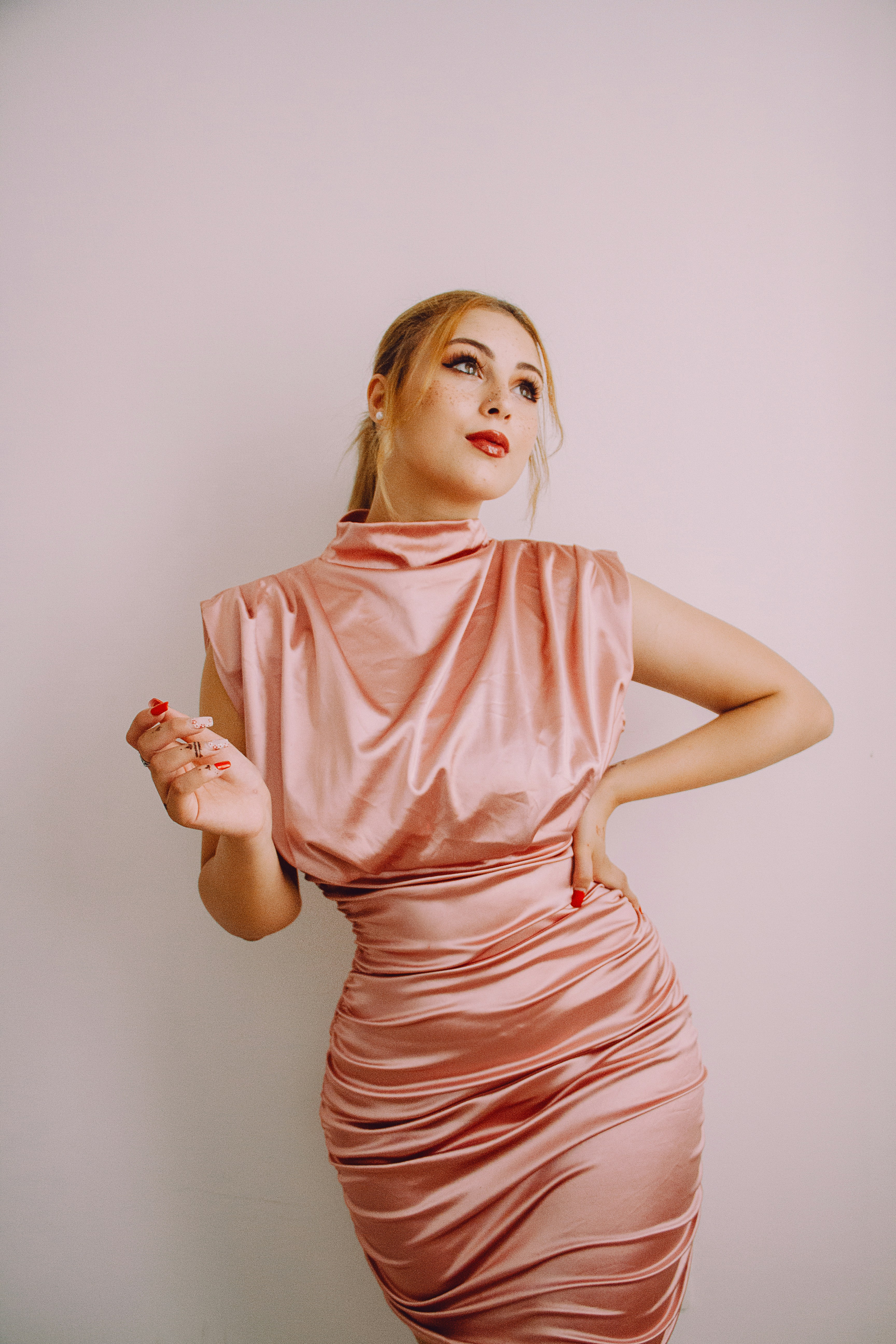 una persona con un vestido naranja