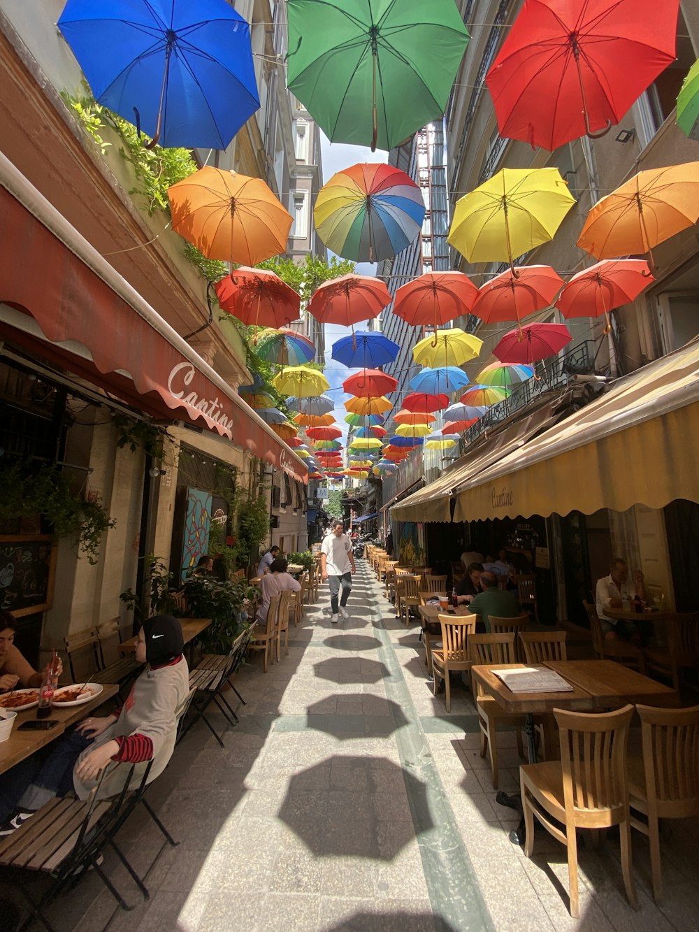 Un groupe de personnes assises sous des parapluies