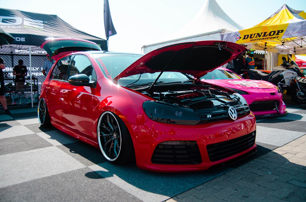 Ein rotes Auto mit offener Motorhaube