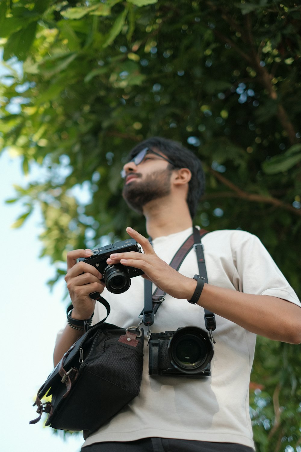 Un homme tenant un appareil photo